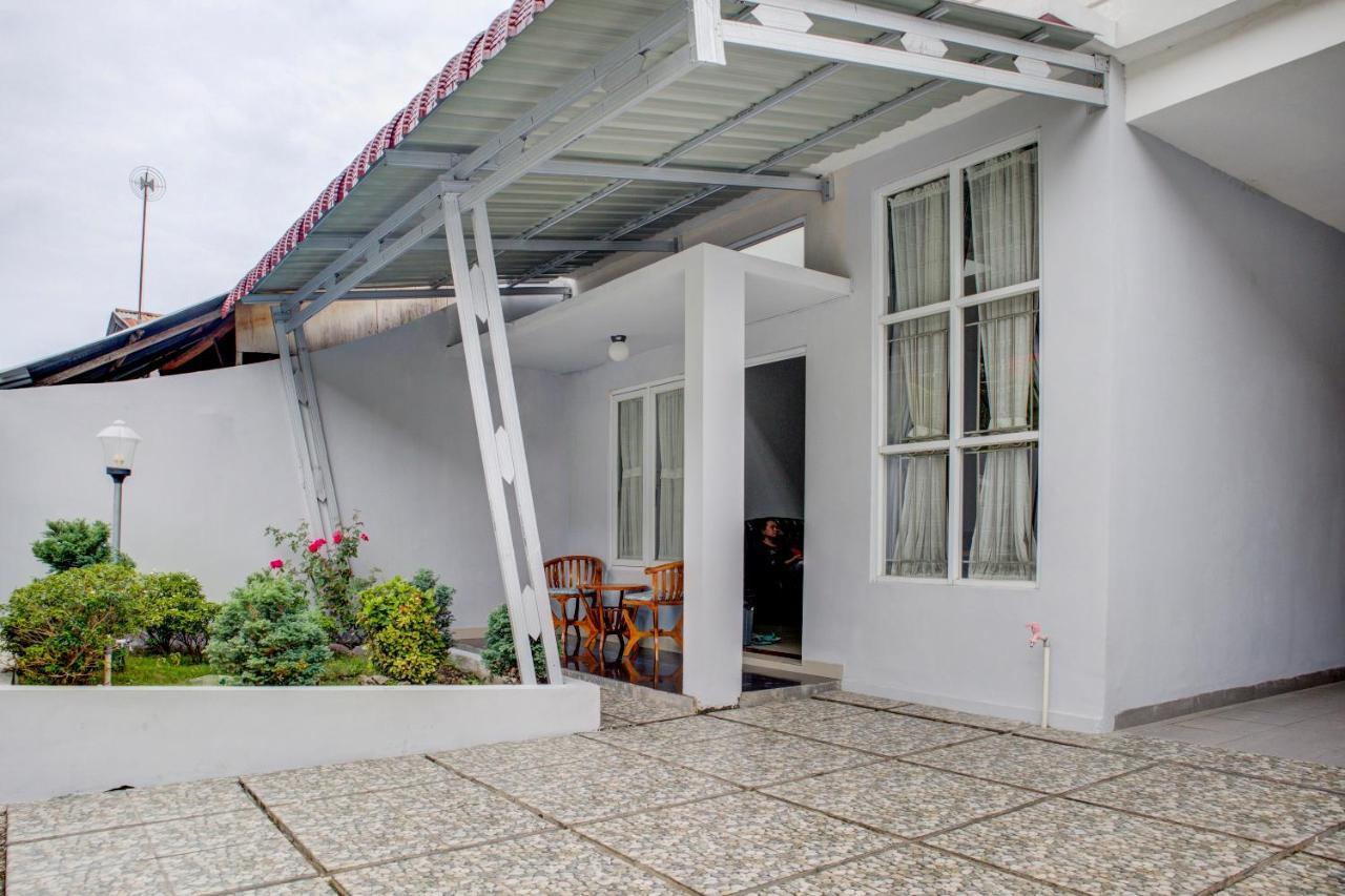 Oyo 3690 Wisma Yani Syariah Padang  Luaran gambar